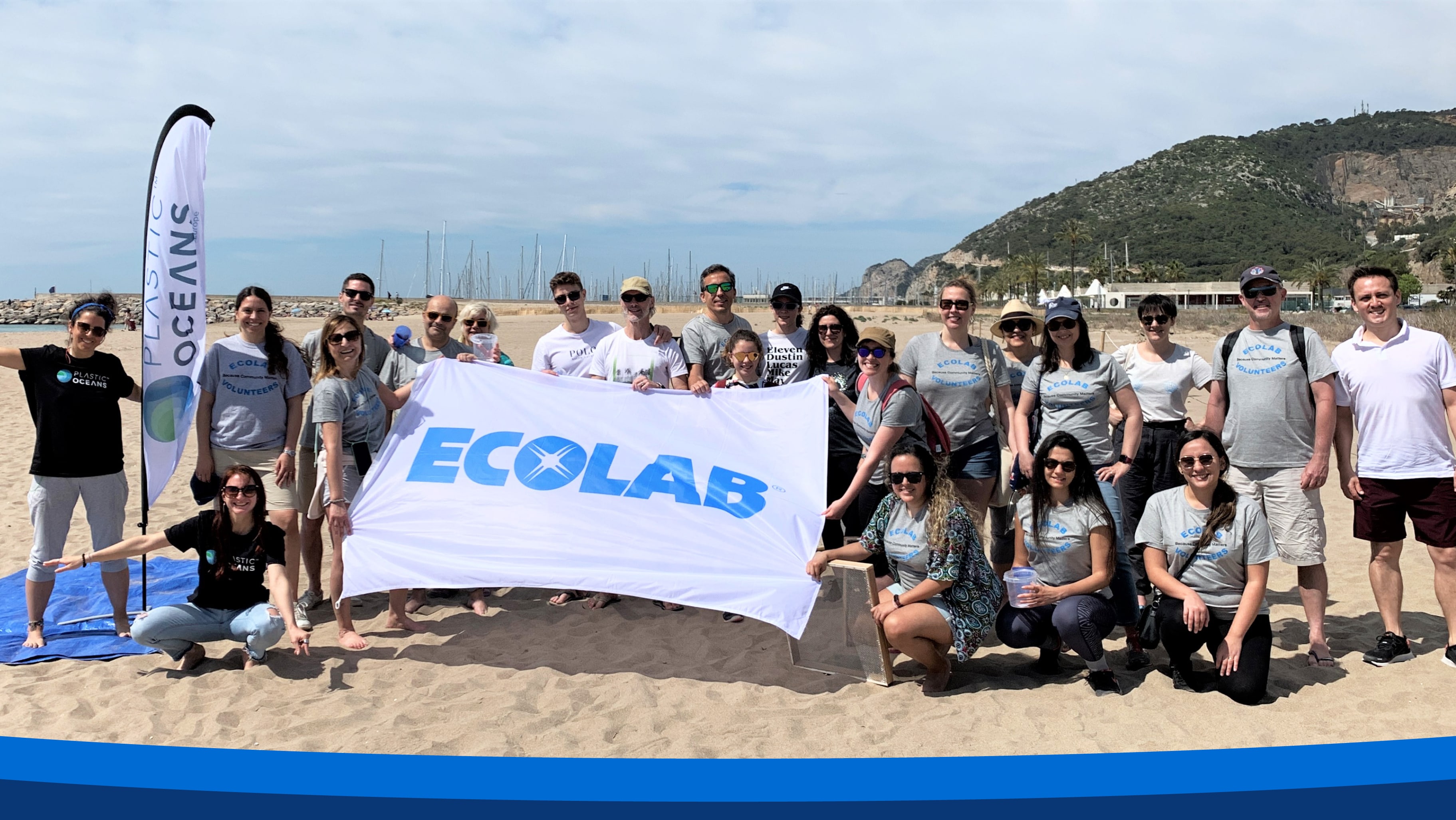 A group of Ecolab’s volunteers on a beach